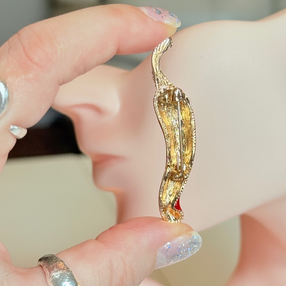 ⚜️ Elegant Gold and Red Enamel Brooch 🌶️ - Picture 7 of 10